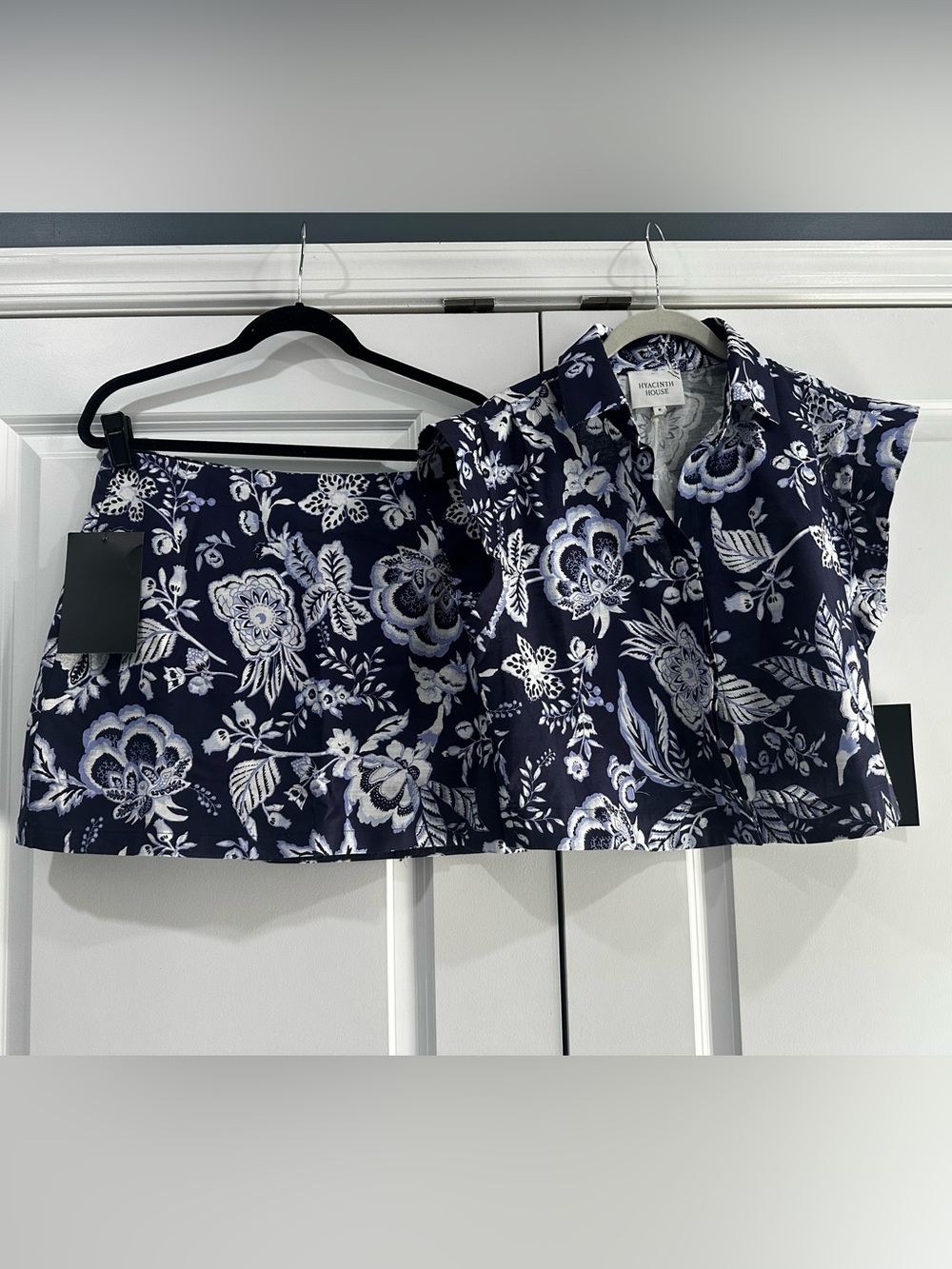 Hyacinth House Navy Multi Floral
Cropped Charlie
Shirt & mini skirt - NWT